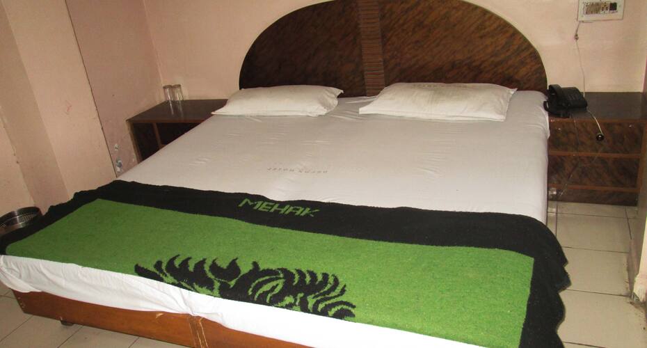 Hotel Deluxe Bar & Restaurant, Indore 3